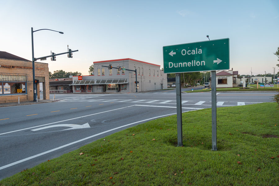 Ocala and Dunnellon sign at intersection of Highway 27 and 41 in Williston, FL. Photo credit: Noah Densmore / Shutterstock.com, licensed.